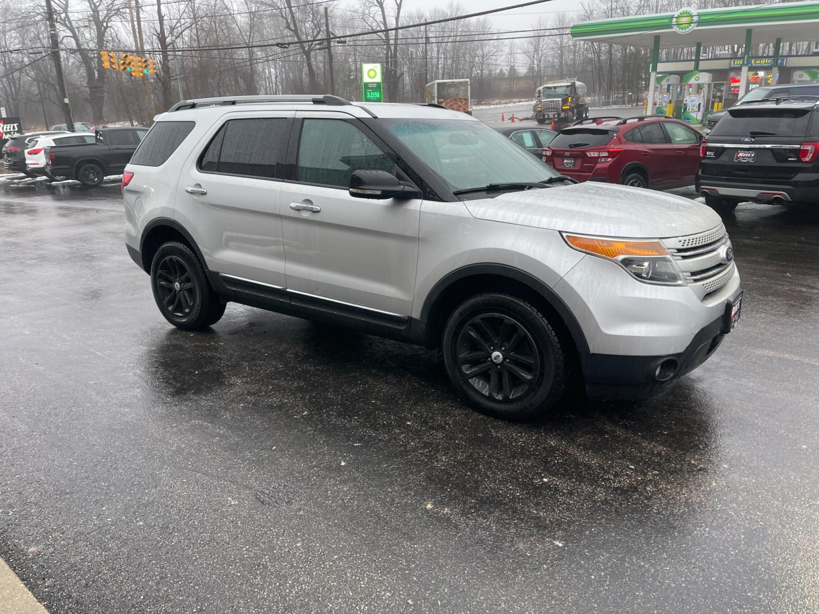 2013 Silver /Black Ford Explorer XLT 4WD (1FM5K8D84DG) with an 3.5L V6 DOHC 24V engine, 6-Speed Automatic transmission, located at 547 E. Main St., Orwell, OH, 44076, (440) 437-5893, 41.535435, -80.847855 - This 2013 Ford Explorer XLT with the 4WD option is powered by a 3.5-liter V6 engine paired with a 6-speed automatic transmission and comes equipped with a tow package capable of pulling up to 5,000 pounds, making it suitable for various towing needs. The inclusion of tri-zone automatic climate contr - Photo #3